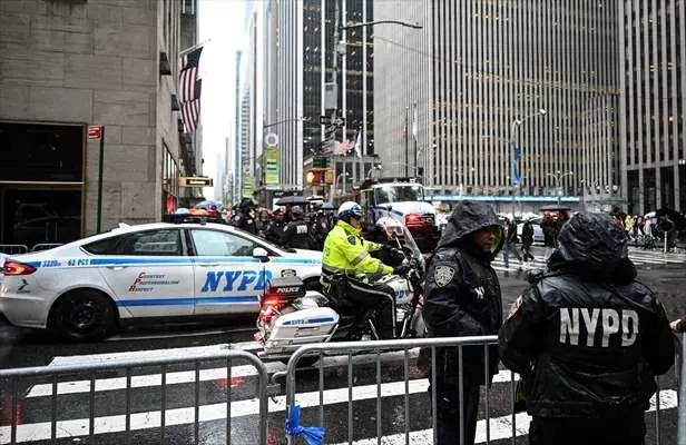 New York caddelerinde görülmemiş olay! 20 kum dolu kamyonla Joe Biden'ı korudular... - Sayfa 9