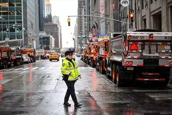 New York caddelerinde görülmemiş olay! 20 kum dolu kamyonla Joe Biden'ı korudular... - Sayfa 10