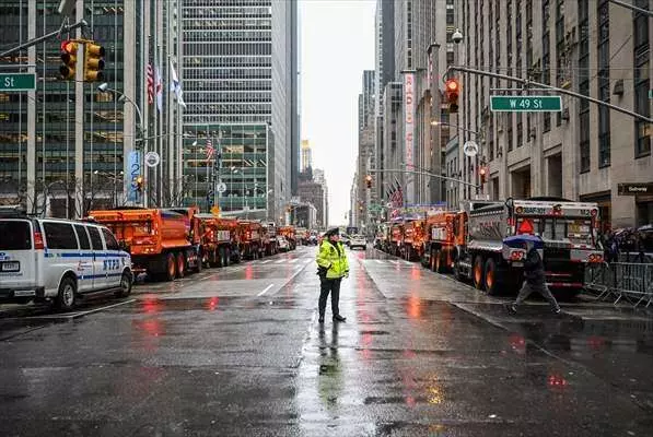 New York caddelerinde görülmemiş olay! 20 kum dolu kamyonla Joe Biden'ı korudular... - Sayfa 11
