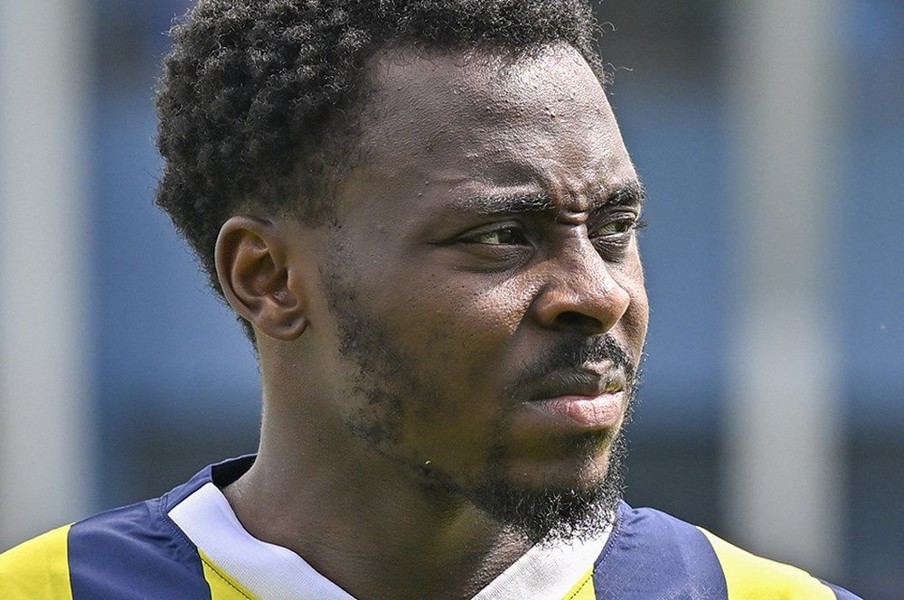 Osayi Samuel'den olay açıklama: "Taraftarlardan bazıları silahlı ve ellerinde kesici aletler vardı! Kalecimiz kanlar içinde yerde kaldı! Kendimizi savunmak zorundaydık" - Sayfa 6