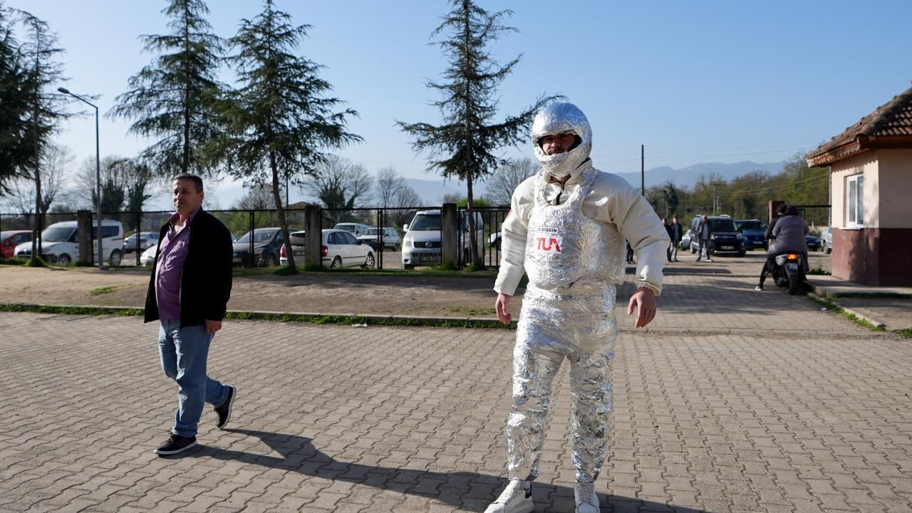 Kral olan da var, astronot olan da! İşte sandık başından renkli kareler - Sayfa 11