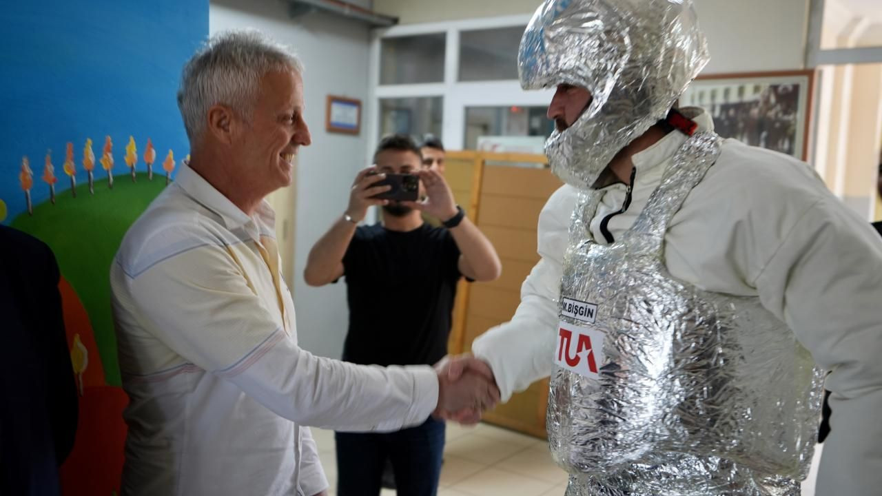 Kral olan da var, astronot olan da! İşte sandık başından renkli kareler - Sayfa 15