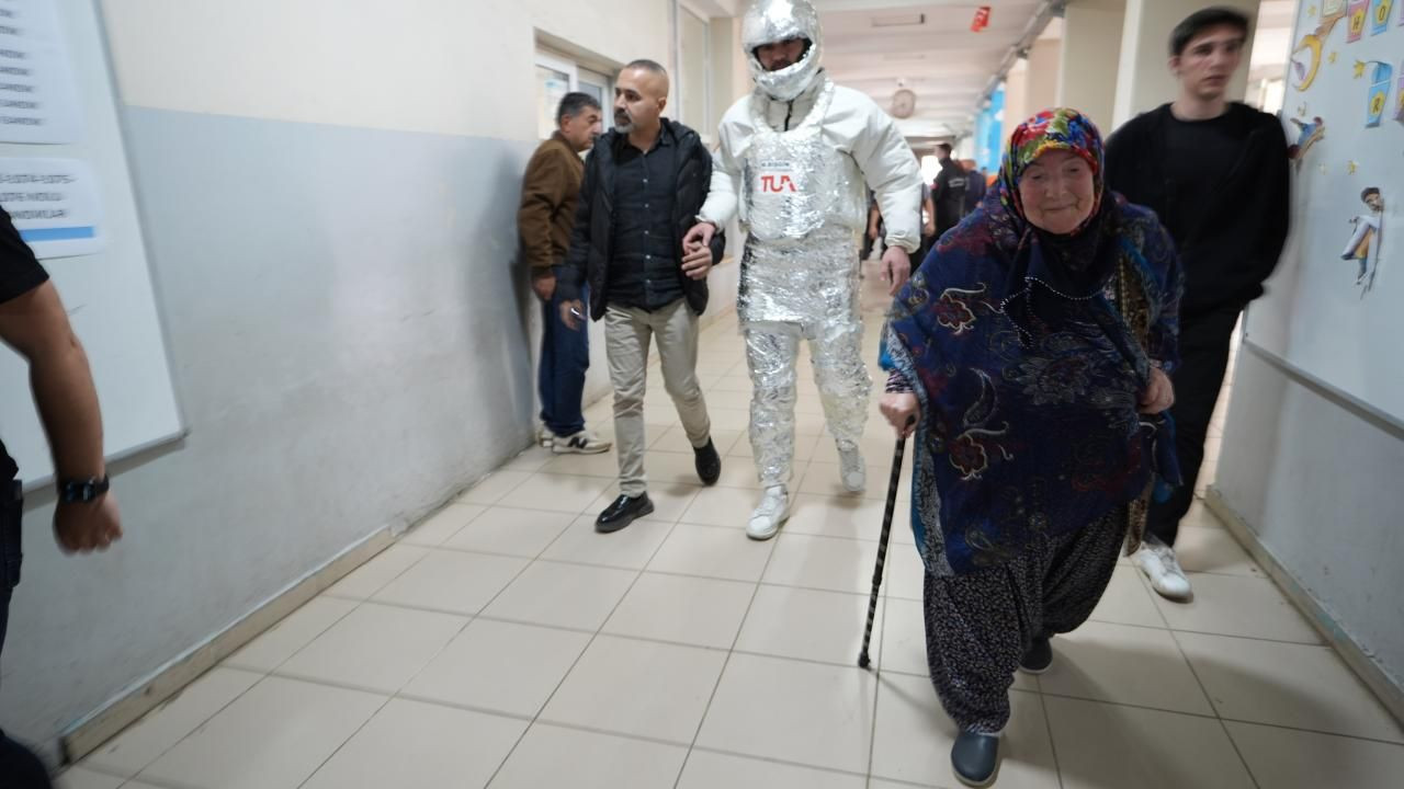 Kral olan da var, astronot olan da! İşte sandık başından renkli kareler - Sayfa 17