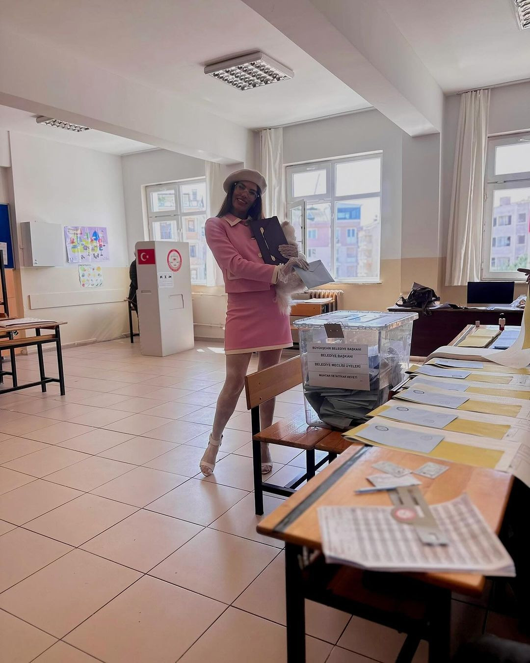 Her seçim kombini ayrı olay! Hatice bu kez de pembe kıyafetiyle sandık başında - Sayfa 9
