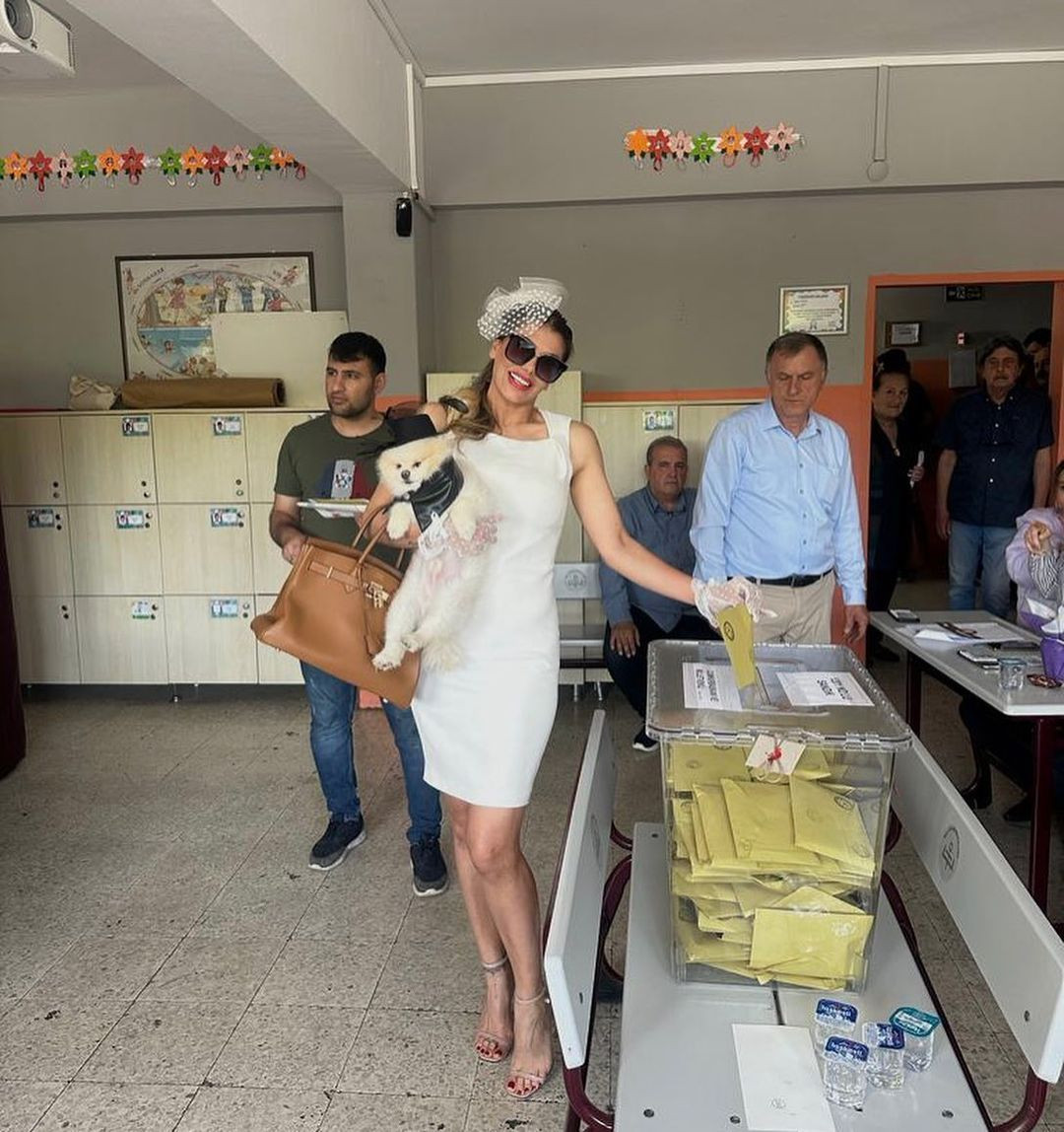 Her seçim kombini ayrı olay! Hatice bu kez de pembe kıyafetiyle sandık başında - Sayfa 6