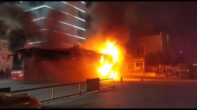 İstanbul Ümraniye'de ayrı noktalardaki iki yolcu otobüsünde yangın çıktı. - Sayfa 8