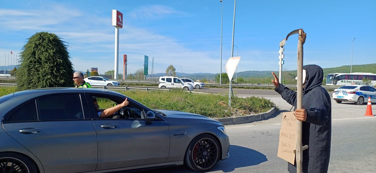 Düzce'de trafikte ilginç olay! Bir vatandaş yüzünde maske elinde tırpanla bayram tatiline çıkan sürücüleri uyardı - Sayfa 6