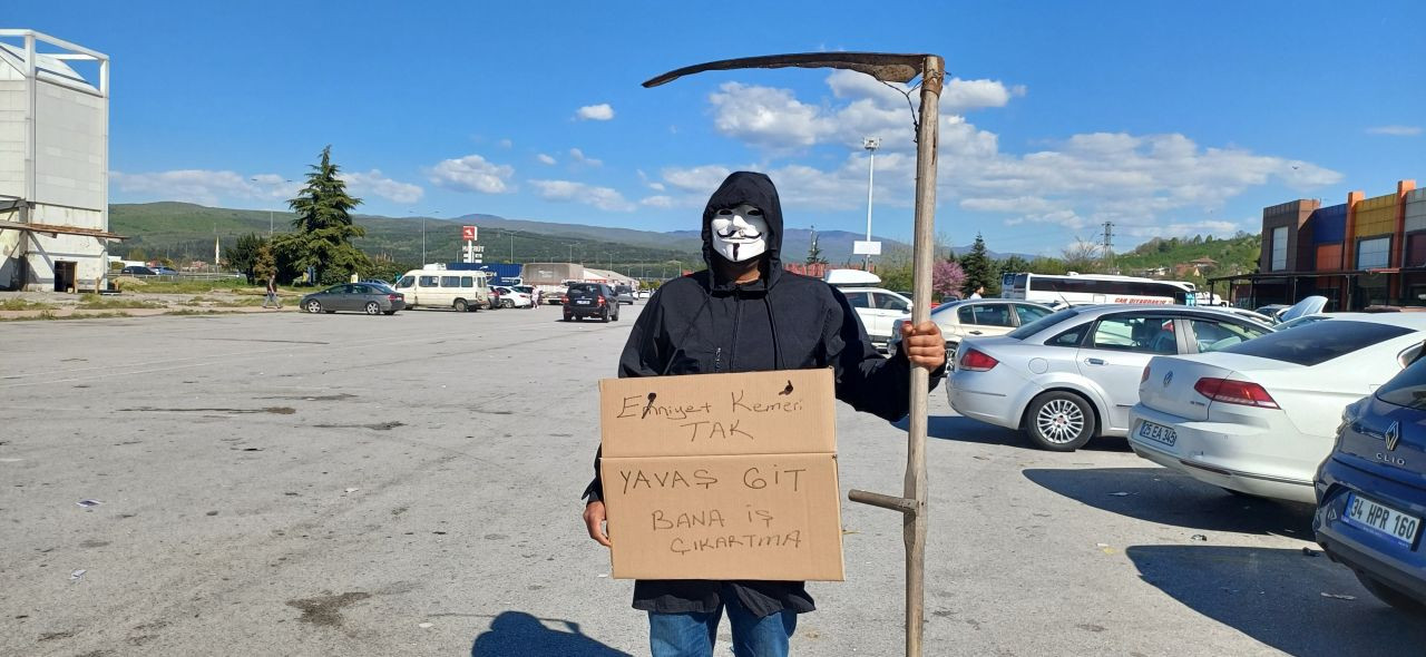 Düzce'de trafikte ilginç olay! Bir vatandaş yüzünde maske elinde tırpanla bayram tatiline çıkan sürücüleri uyardı - Sayfa 5