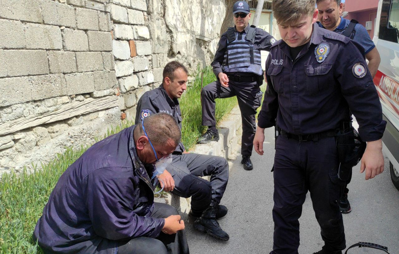 Burdur'da akılalmaz olay! Evde eline geçirdiğini yola fırlattı! Polislere kuru sıkıyla ateş açıp, baltayla saldırdı: 3 polis yaralandı - Sayfa 12