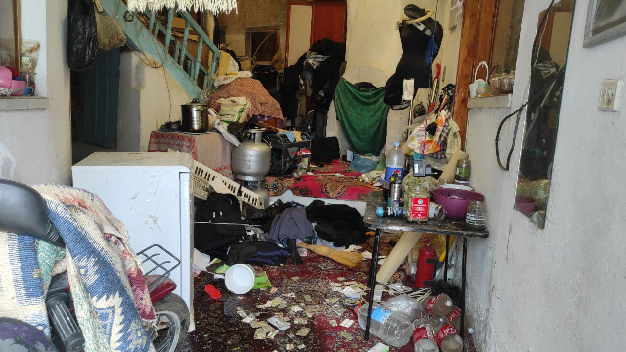 Burdur'da akılalmaz olay! Evde eline geçirdiğini yola fırlattı! Polislere kuru sıkıyla ateş açıp, baltayla saldırdı: 3 polis yaralandı - Sayfa 7