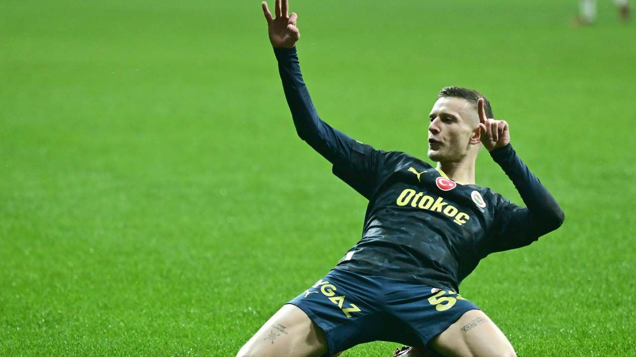Galatasaray’ın elinden kapmışlardı, Fenerbahçe’nin başına talih kuşu kondu! Sebastian Szymanski’nin transferini duyurdular: Premier Lig devi 25 milyon euroya işi bitiriyor… - Sayfa 6