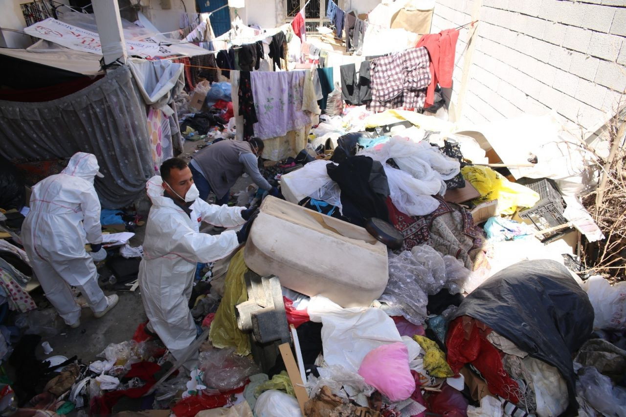 Batman'da akılalmaz olay! Kötü koku yayılan evden 20 ton çöp çıktı - Sayfa 8