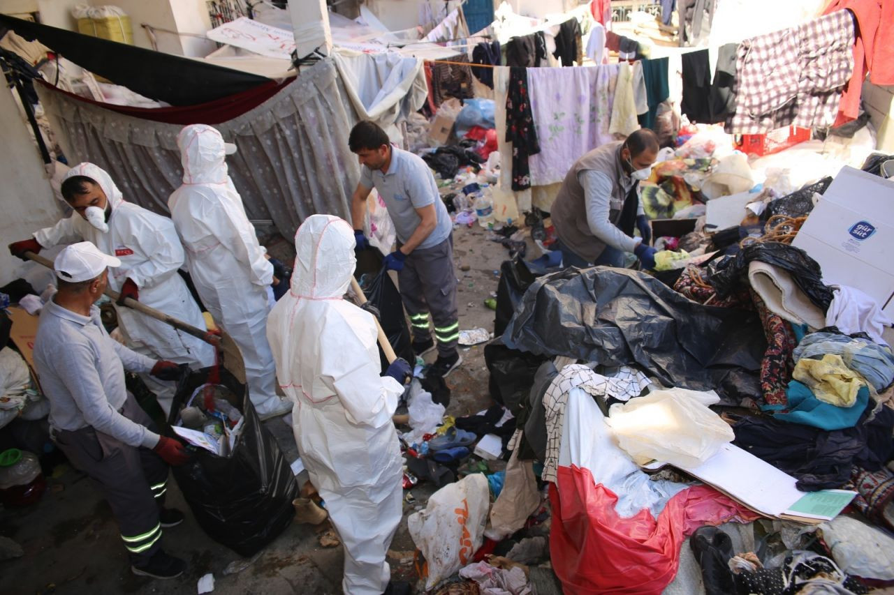 Batman'da akılalmaz olay! Kötü koku yayılan evden 20 ton çöp çıktı - Sayfa 6