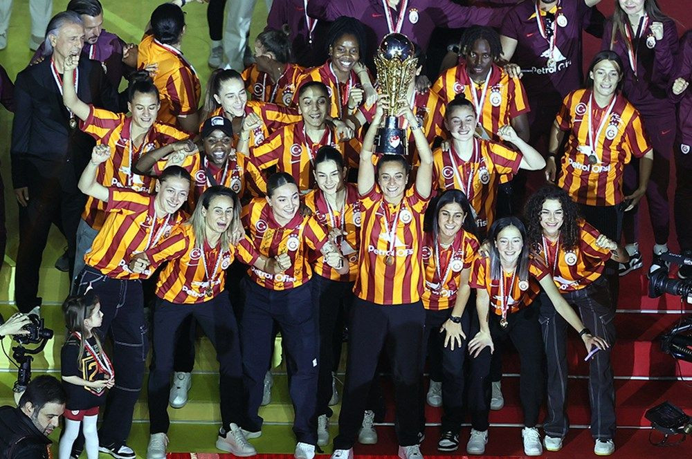 Galatasaray 24. şampiyonluk kupasını taraftarının önünde kaldırdı! - Sayfa 28