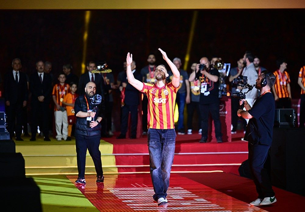 Galatasaray 24. şampiyonluk kupasını taraftarının önünde kaldırdı! - Sayfa 40