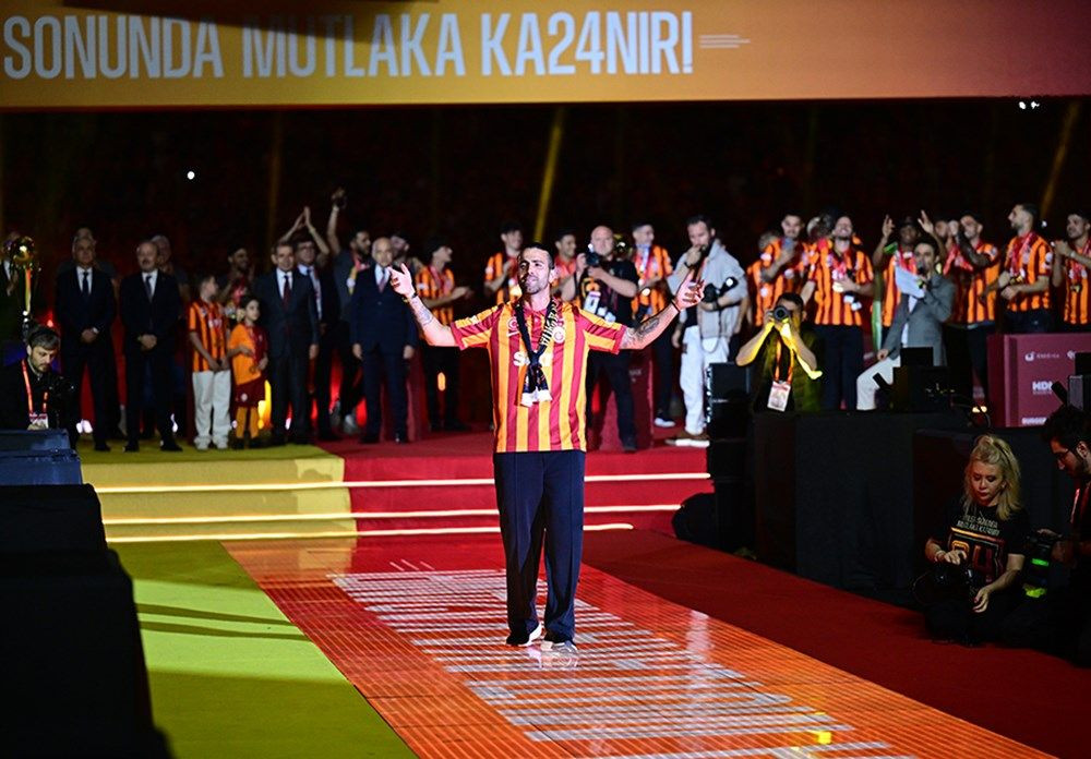 Galatasaray 24. şampiyonluk kupasını taraftarının önünde kaldırdı! - Sayfa 48