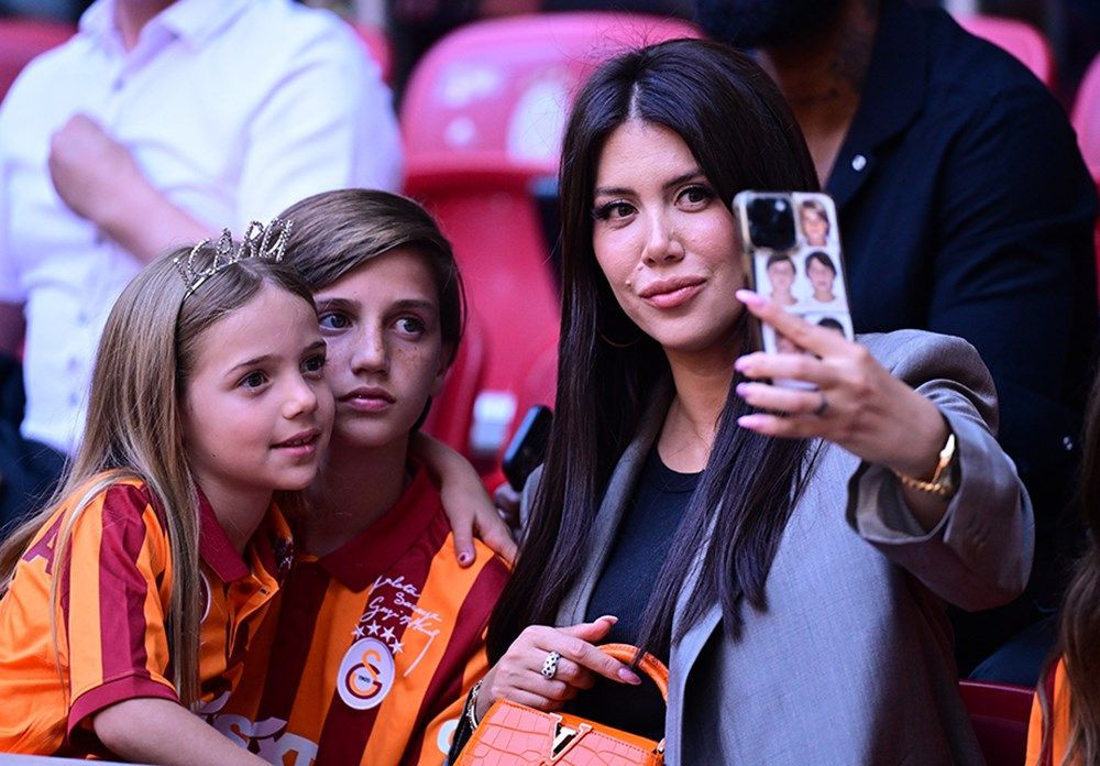 Galatasaray 24. şampiyonluk kupasını taraftarının önünde kaldırdı! - Sayfa 23