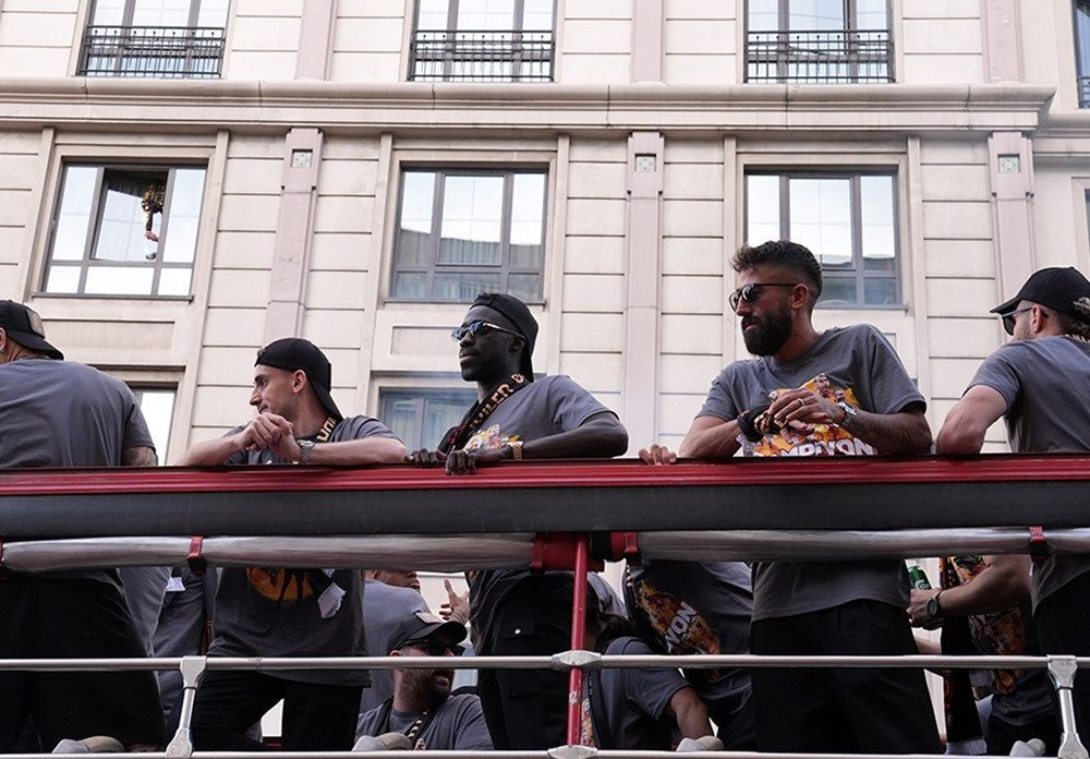 Galatasaray 24. şampiyonluk kupasını taraftarının önünde kaldırdı! - Sayfa 5