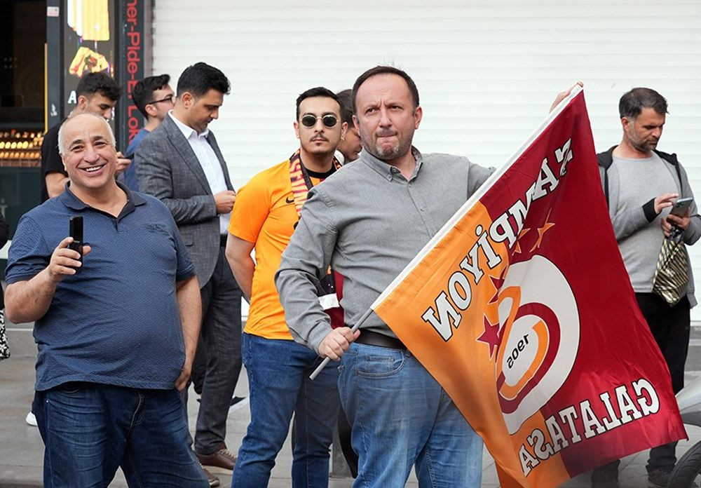 Galatasaray 24. şampiyonluk kupasını taraftarının önünde kaldırdı! - Sayfa 13