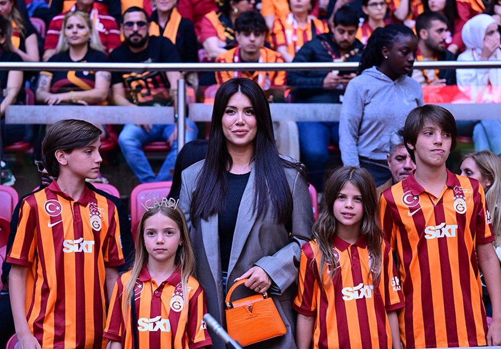 Galatasaray 24. şampiyonluk kupasını taraftarının önünde kaldırdı! - Sayfa 24