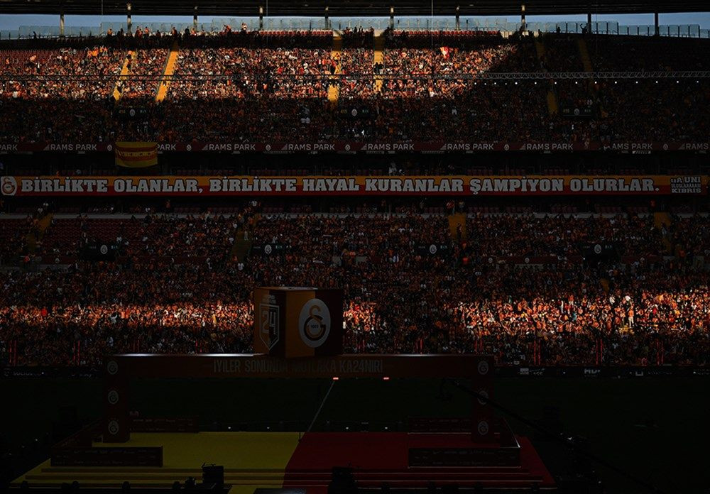 Galatasaray 24. şampiyonluk kupasını taraftarının önünde kaldırdı! - Sayfa 26