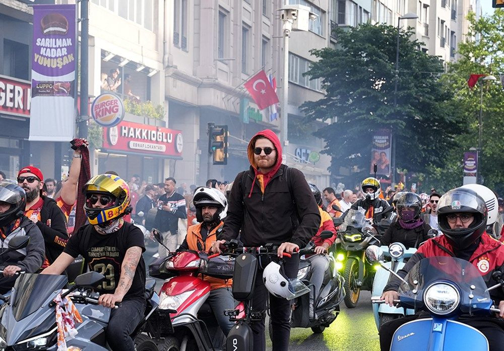 Galatasaray 24. şampiyonluk kupasını taraftarının önünde kaldırdı! - Sayfa 11