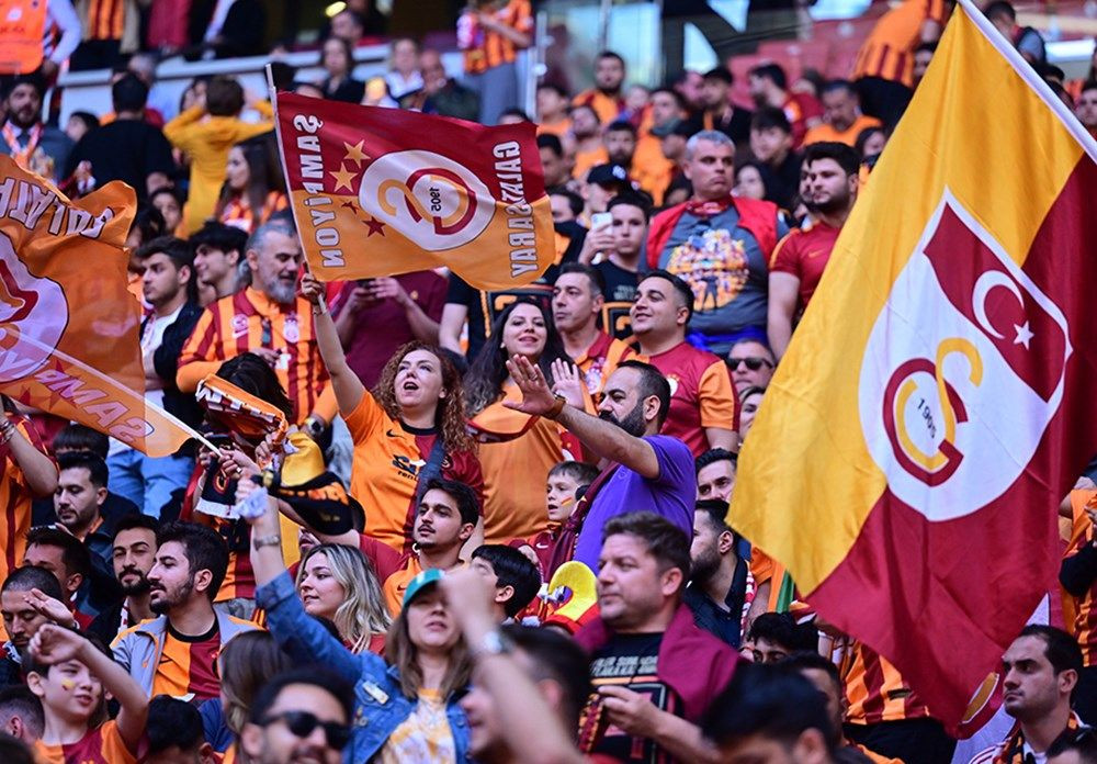 Galatasaray 24. şampiyonluk kupasını taraftarının önünde kaldırdı! - Sayfa 15