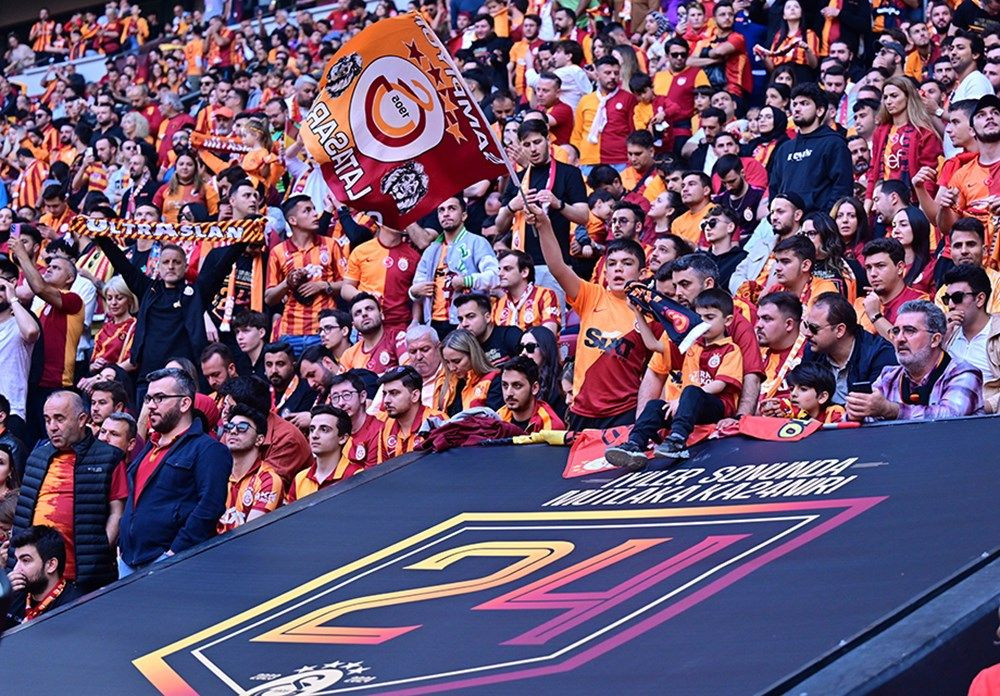 Galatasaray 24. şampiyonluk kupasını taraftarının önünde kaldırdı! - Sayfa 16