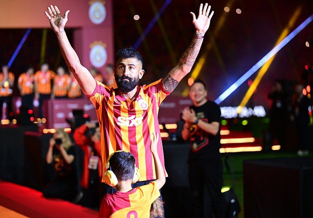 Galatasaray 24. şampiyonluk kupasını taraftarının önünde kaldırdı! - Sayfa 42