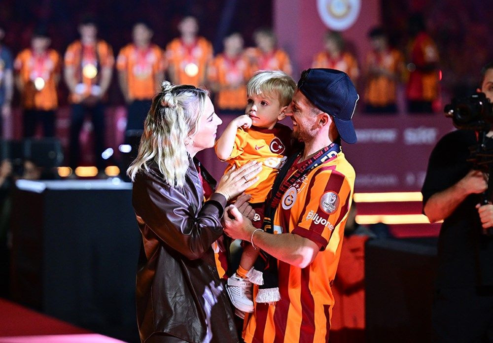 Galatasaray 24. şampiyonluk kupasını taraftarının önünde kaldırdı! - Sayfa 43