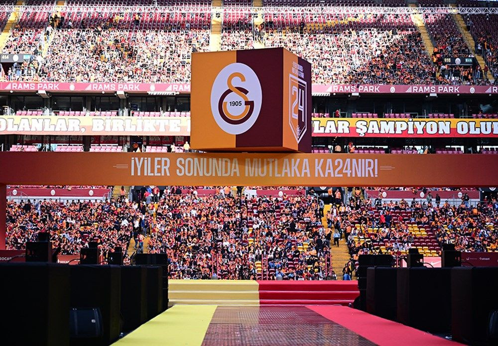 Galatasaray 24. şampiyonluk kupasını taraftarının önünde kaldırdı! - Sayfa 25