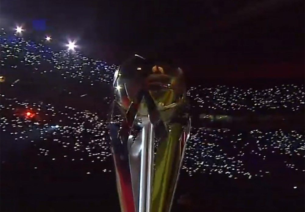 Galatasaray 24. şampiyonluk kupasını taraftarının önünde kaldırdı! - Sayfa 34