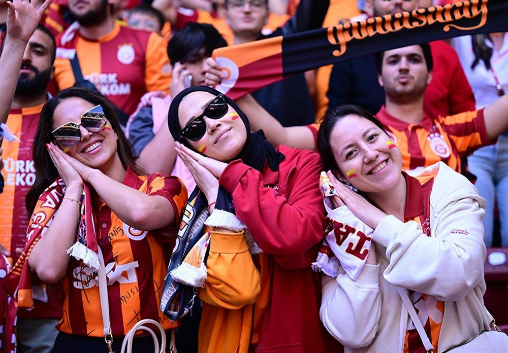 Galatasaray 24. şampiyonluk kupasını taraftarının önünde kaldırdı! - Sayfa 18