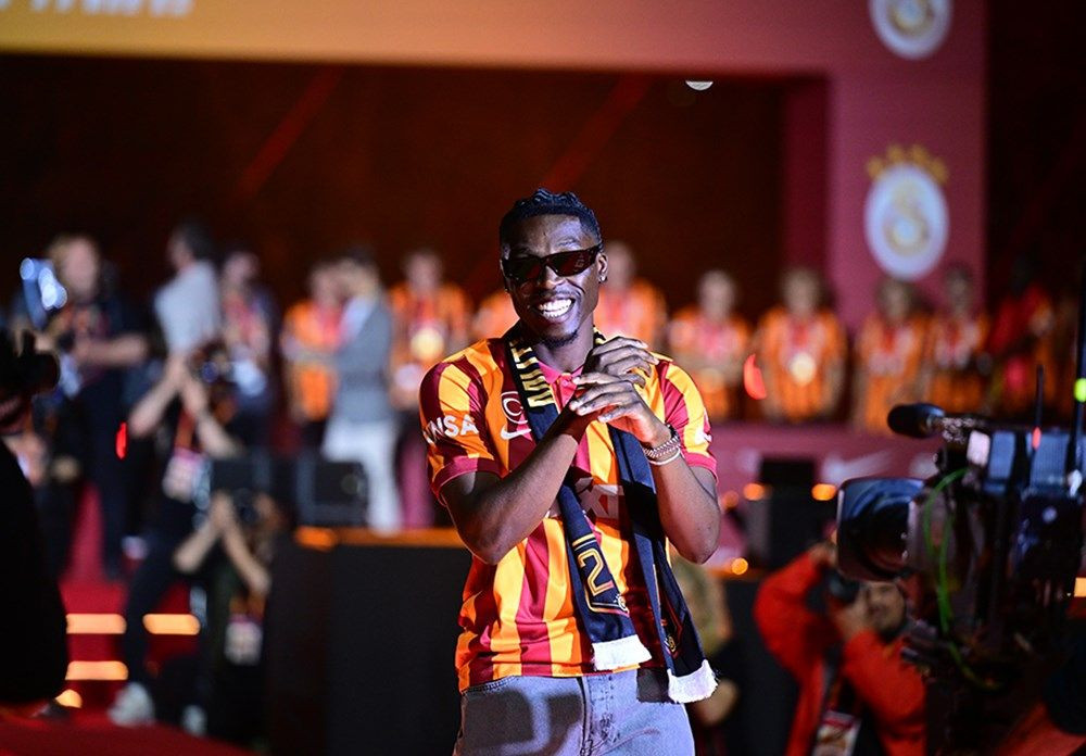 Galatasaray 24. şampiyonluk kupasını taraftarının önünde kaldırdı! - Sayfa 44