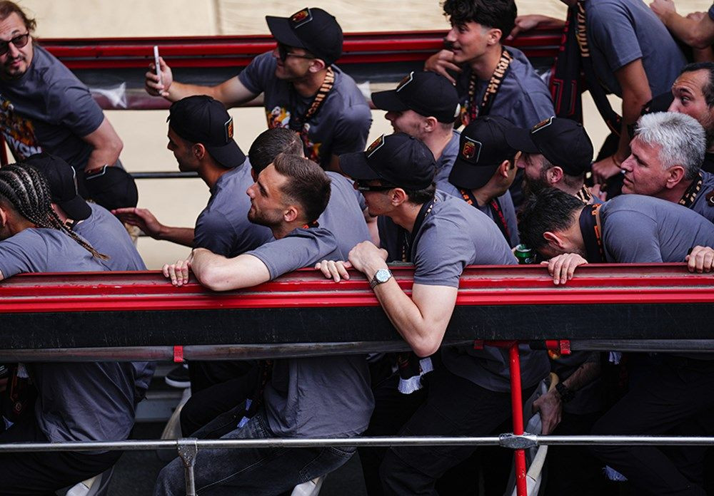 Galatasaray 24. şampiyonluk kupasını taraftarının önünde kaldırdı! - Sayfa 19