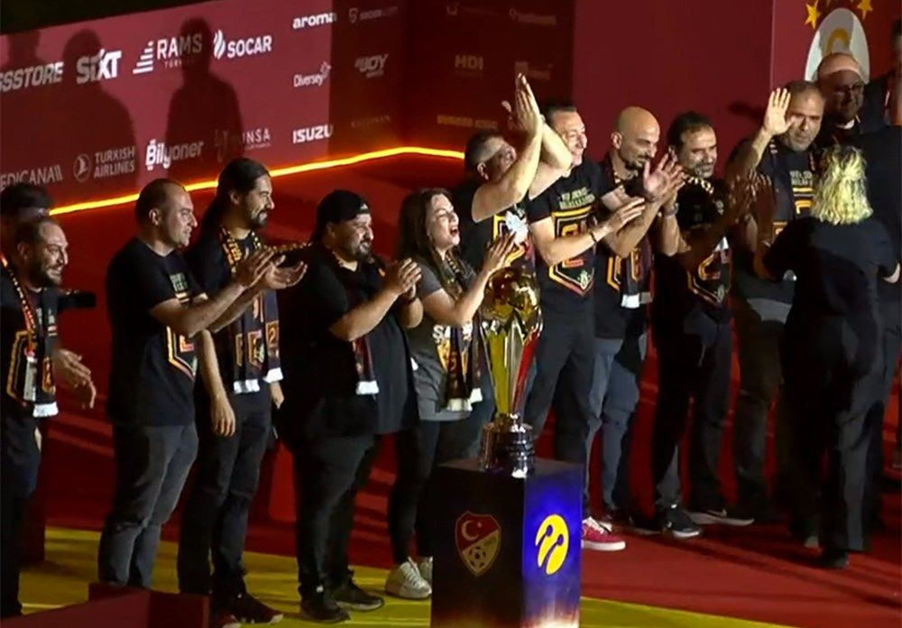 Galatasaray 24. şampiyonluk kupasını taraftarının önünde kaldırdı! - Sayfa 35