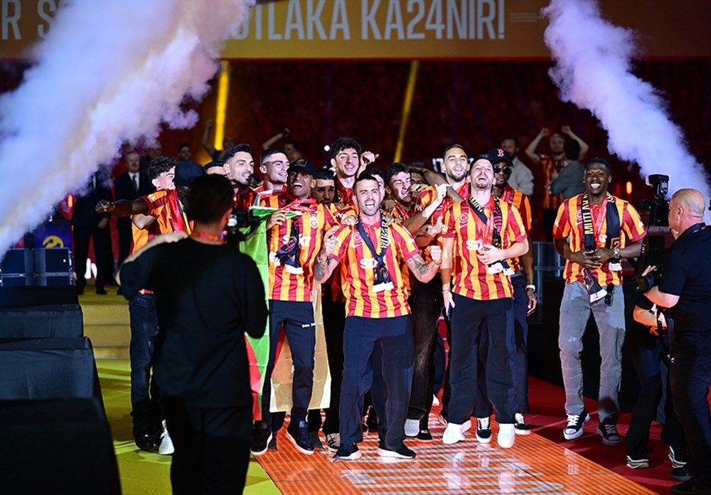 Galatasaray 24. şampiyonluk kupasını taraftarının önünde kaldırdı! - Sayfa 50