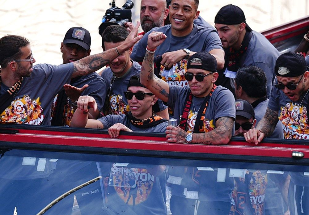 Galatasaray 24. şampiyonluk kupasını taraftarının önünde kaldırdı! - Sayfa 20