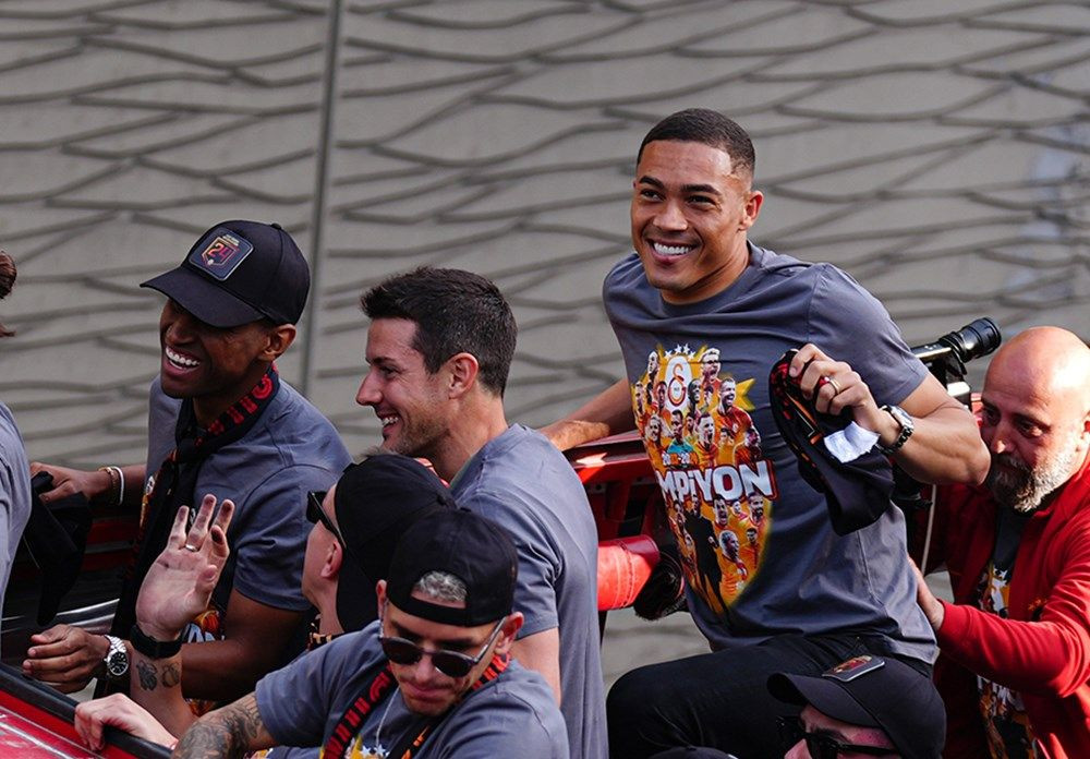 Galatasaray 24. şampiyonluk kupasını taraftarının önünde kaldırdı! - Sayfa 21