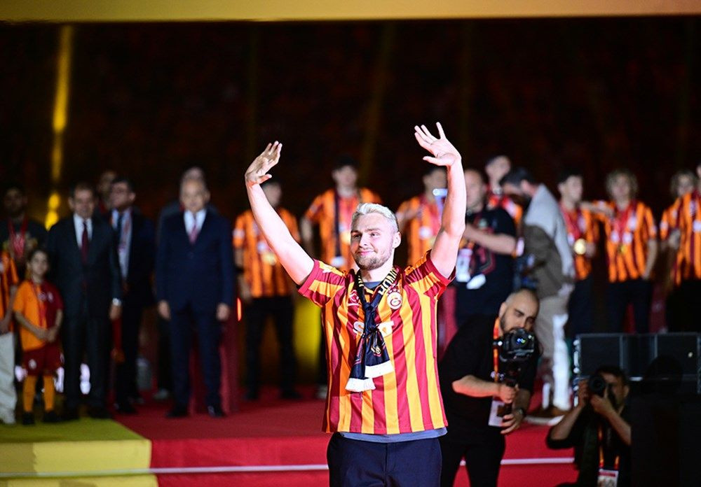 Galatasaray 24. şampiyonluk kupasını taraftarının önünde kaldırdı! - Sayfa 46