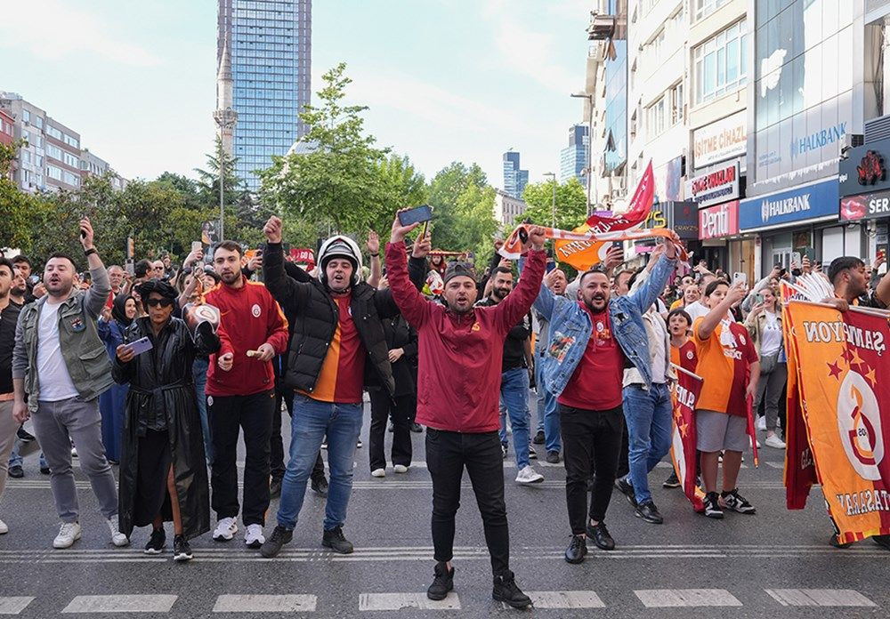 Galatasaray 24. şampiyonluk kupasını taraftarının önünde kaldırdı! - Sayfa 12