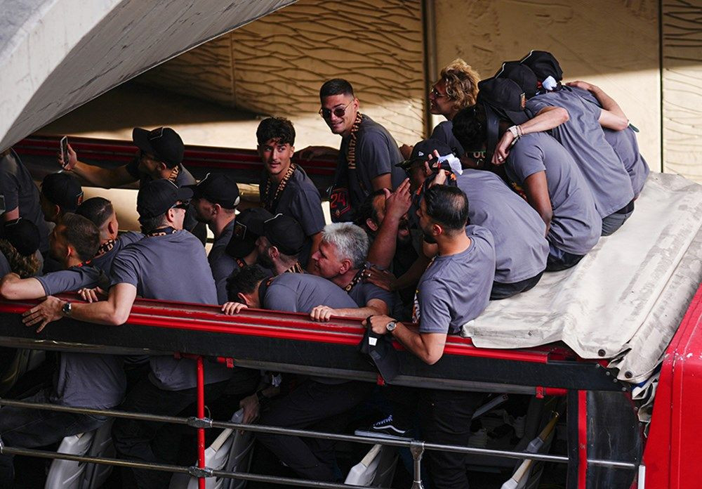 Galatasaray 24. şampiyonluk kupasını taraftarının önünde kaldırdı! - Sayfa 22