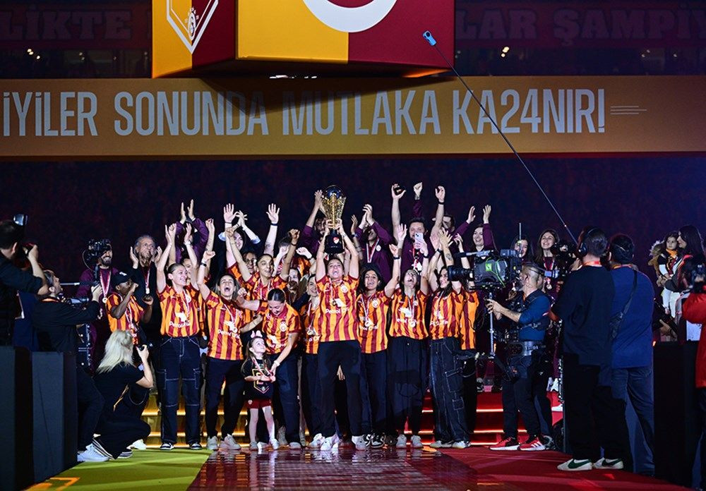 Galatasaray 24. şampiyonluk kupasını taraftarının önünde kaldırdı! - Sayfa 52