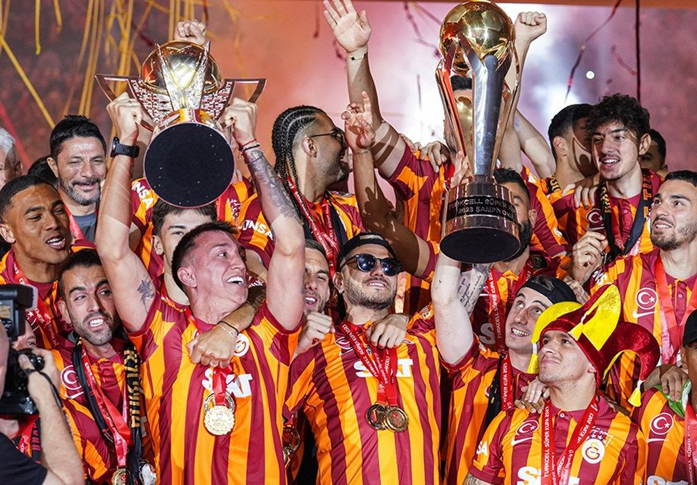 Galatasaray 24. şampiyonluk kupasını taraftarının önünde kaldırdı! - Sayfa 53
