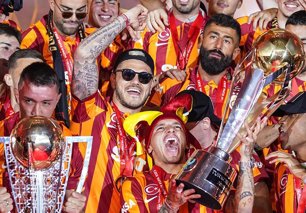 Galatasaray 24. şampiyonluk kupasını taraftarının önünde kaldırdı! - Sayfa 54