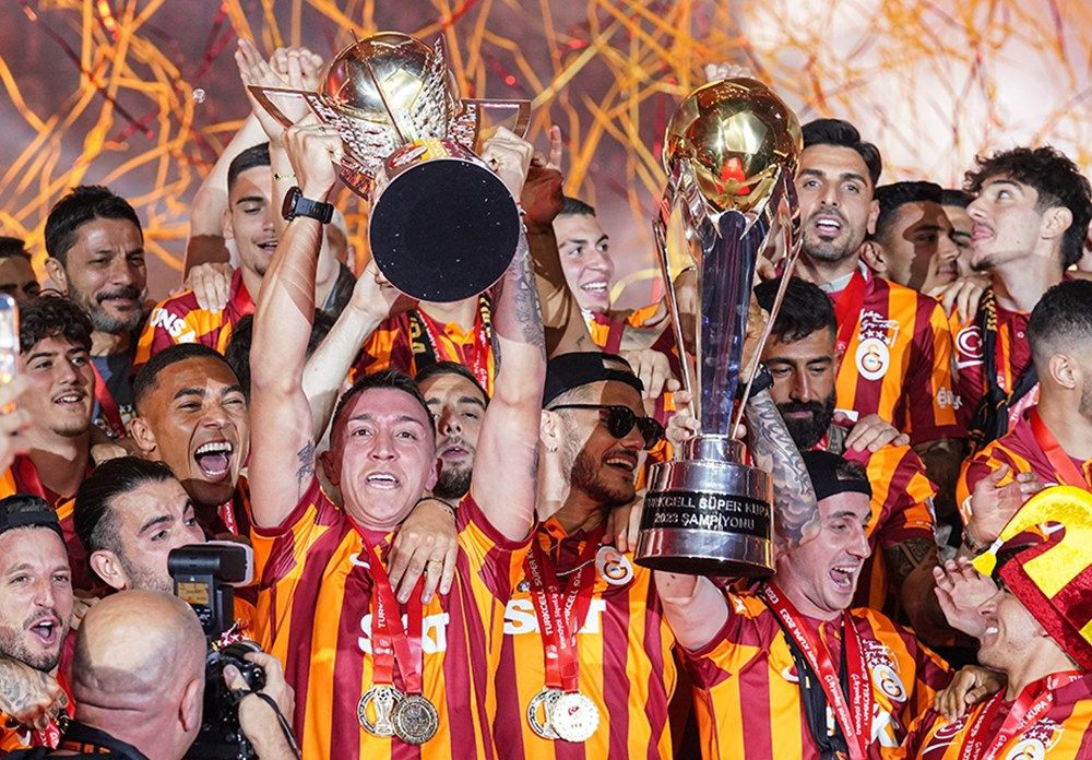 Galatasaray 24. şampiyonluk kupasını taraftarının önünde kaldırdı! - Sayfa 55