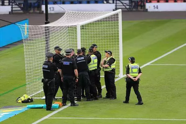 İskoçya - İsrail maçında Filistin protestosu: Kendini direğe zincirledi, İsrail'e kırmızı kartı gösterdi... - Sayfa 15