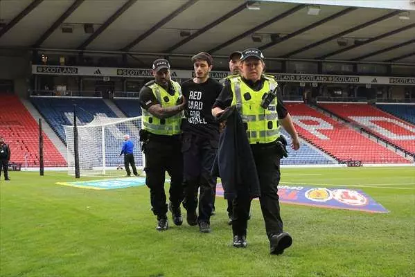 İskoçya - İsrail maçında Filistin protestosu: Kendini direğe zincirledi, İsrail'e kırmızı kartı gösterdi... - Sayfa 17