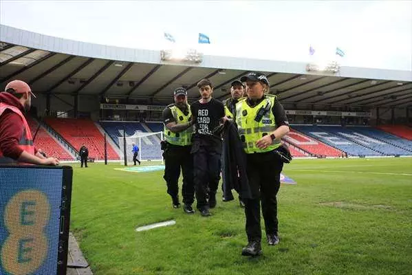 İskoçya - İsrail maçında Filistin protestosu: Kendini direğe zincirledi, İsrail'e kırmızı kartı gösterdi... - Sayfa 18