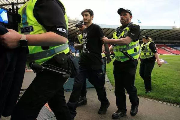 İskoçya - İsrail maçında Filistin protestosu: Kendini direğe zincirledi, İsrail'e kırmızı kartı gösterdi... - Sayfa 19